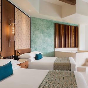 Junior Suite Swim-Up 2 Queen Beds